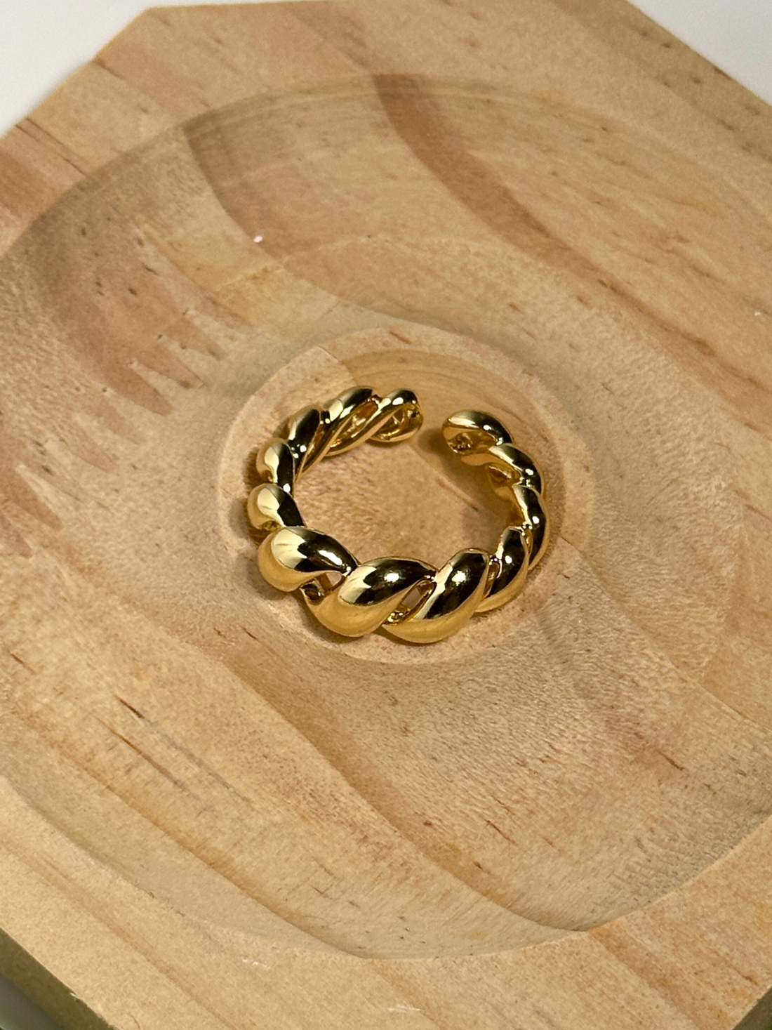 Cesia Twisted Band Statement Ring