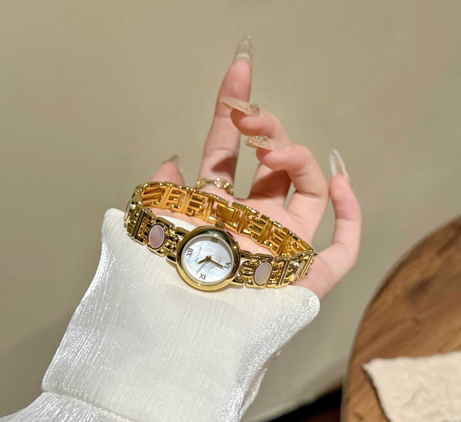 Rozlynn Bejeweled Bracelet Watch - Light Luxury Gold White (Mother-of-Pearl Bracelet) [0L4QTL32]