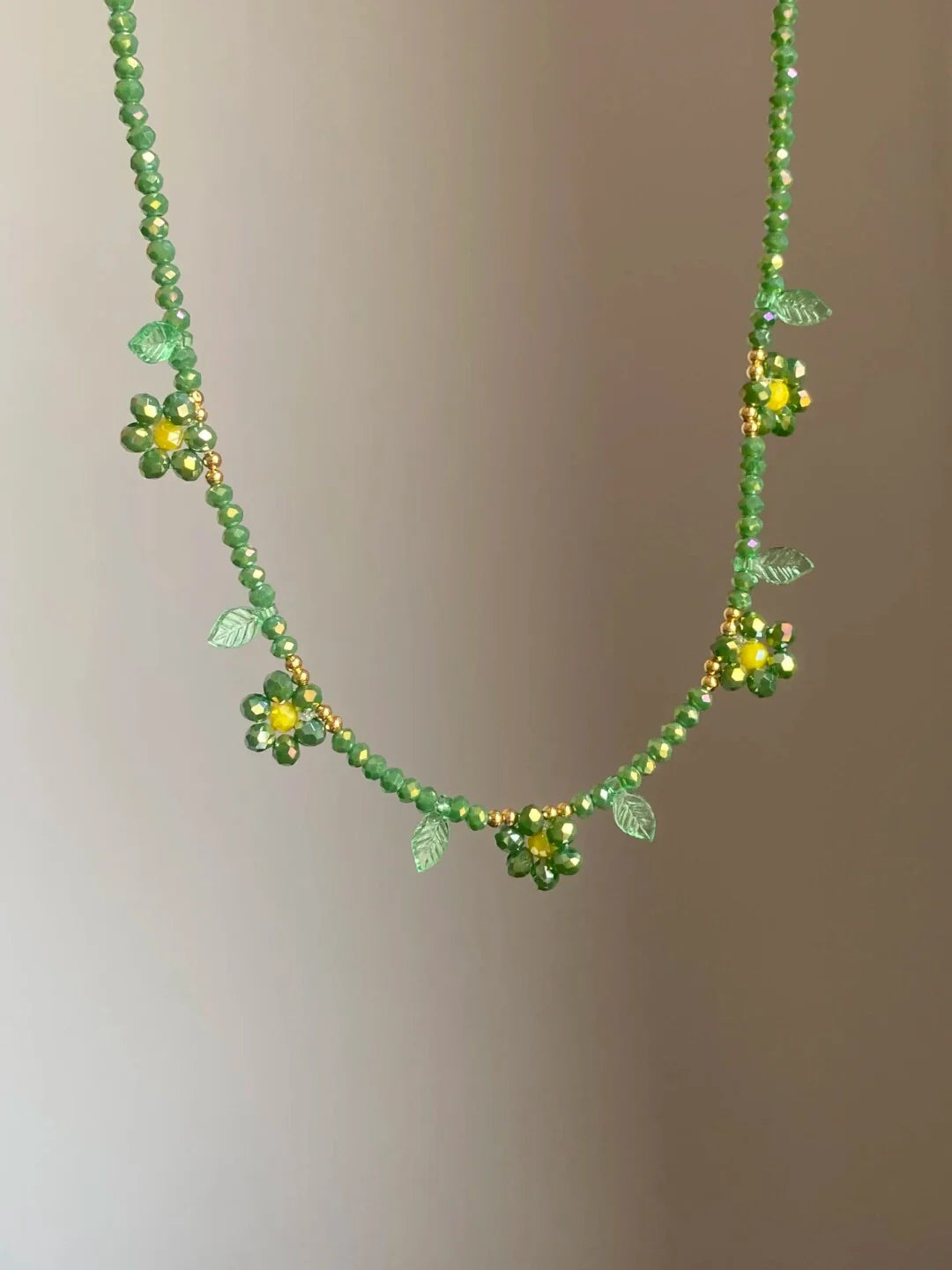 Beaded Floral Choker Necklace [QY2A8HN7]