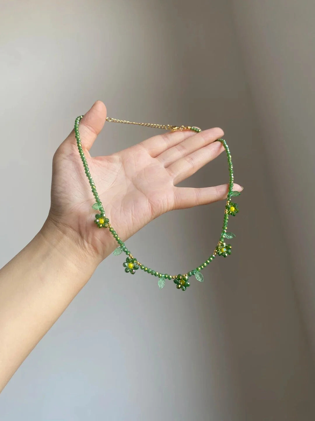 Beaded Floral Choker Necklace [ACT2FF6U]
