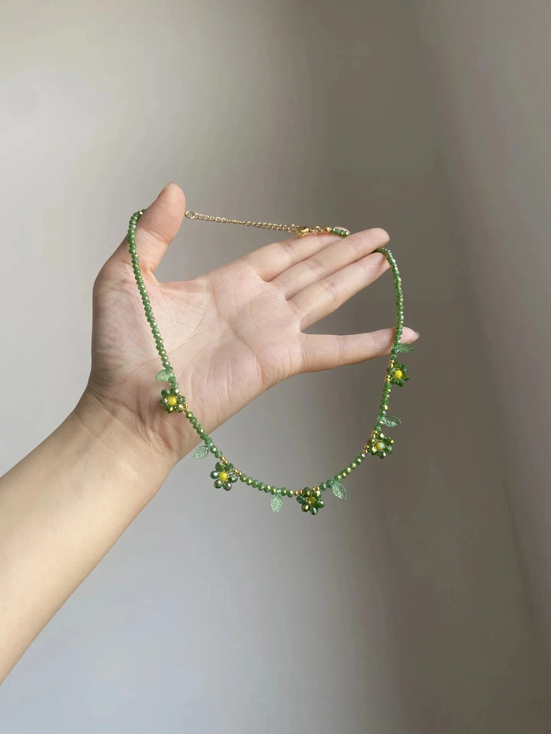 Beaded Floral Choker Necklace [IA3A52IY]