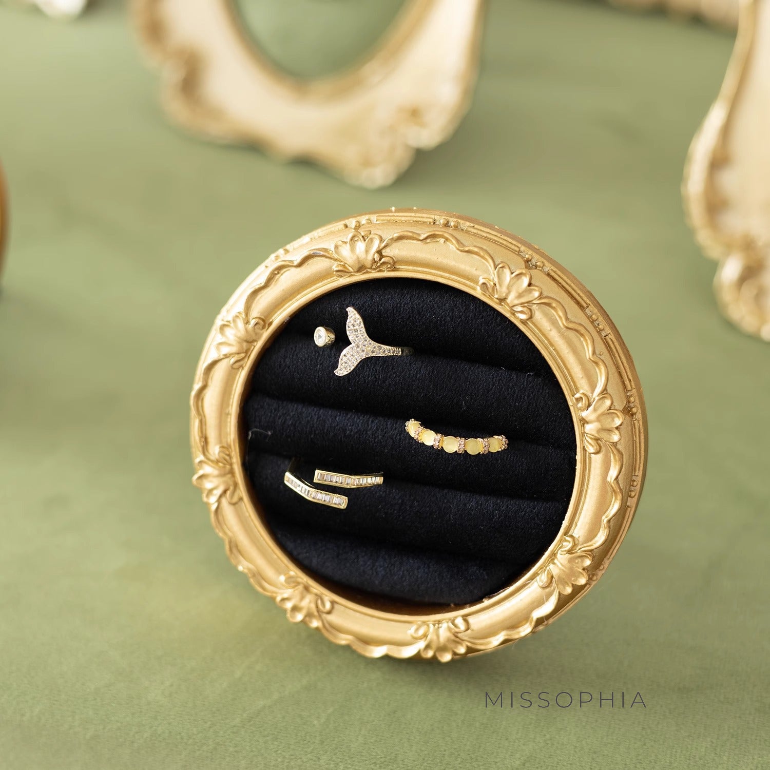 Jayla Velvet Display Frame [5WUZ8F16]