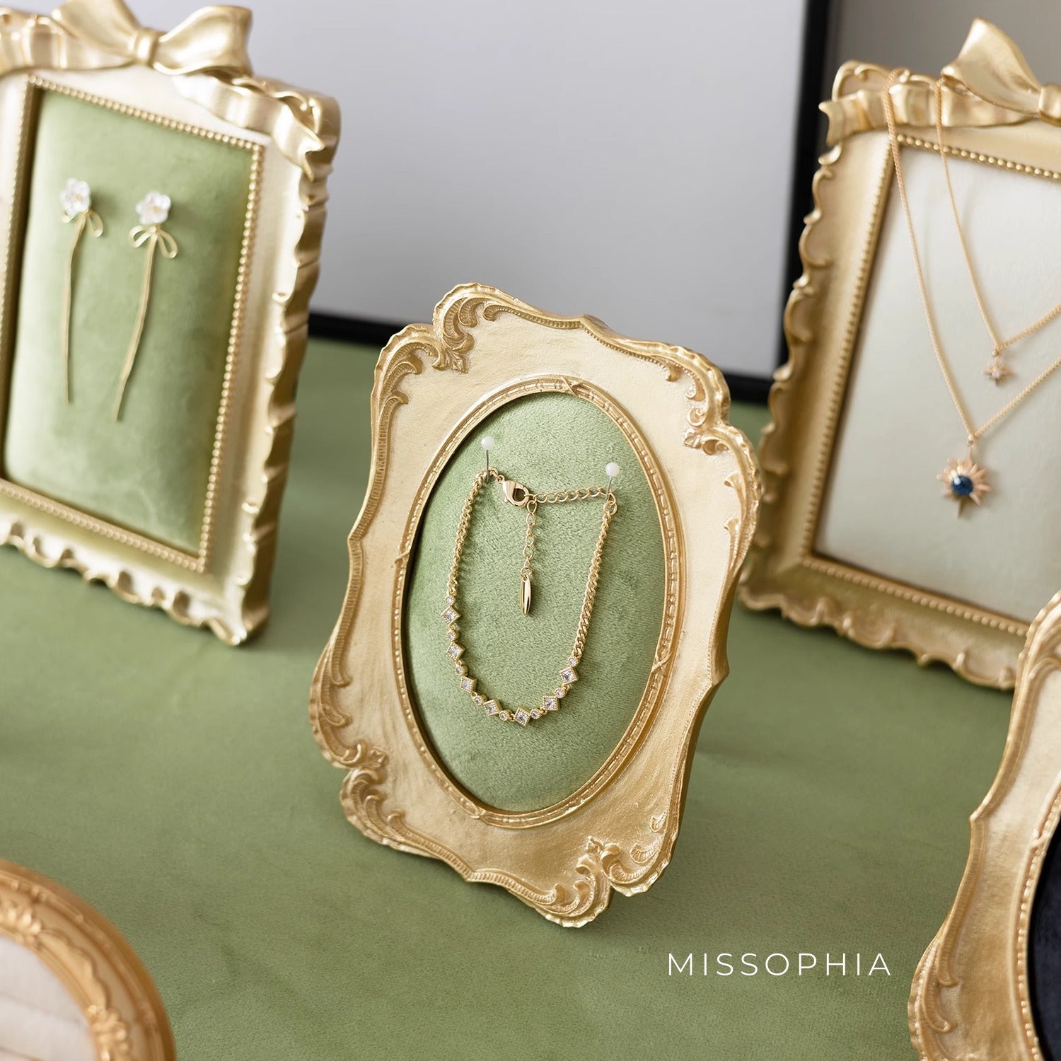 Jayla Velvet Display Frame [SZH9FRIX]