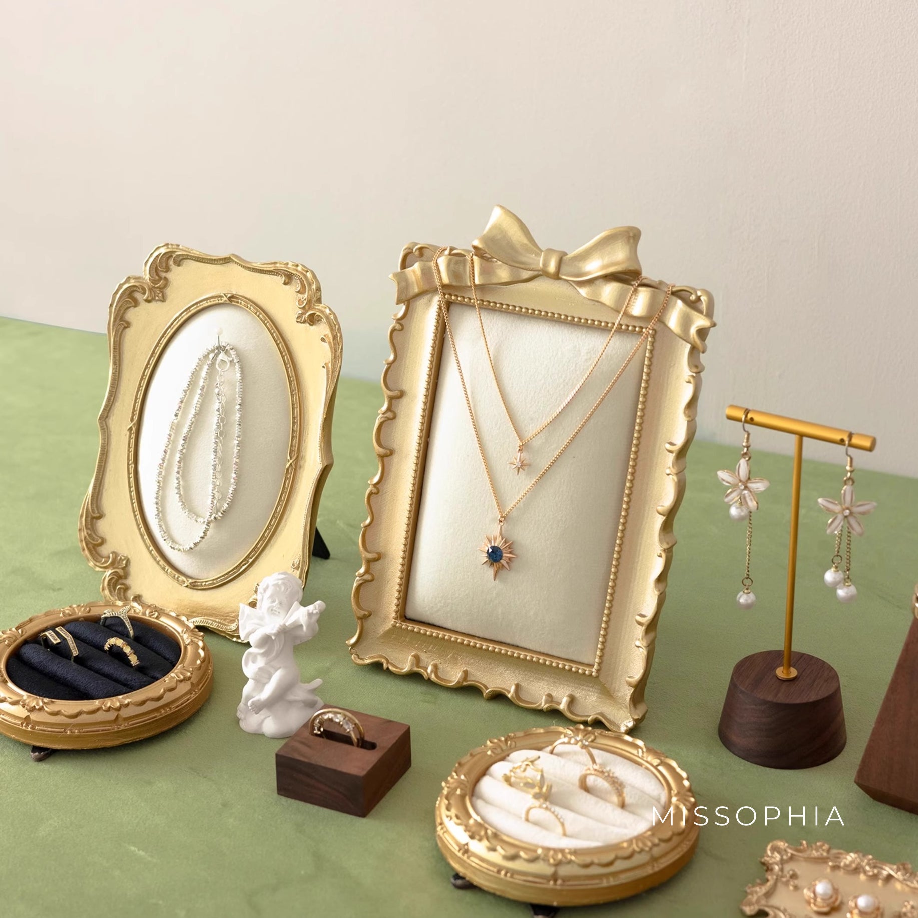 Jayla Velvet Display Frame [C4K9N2L7]