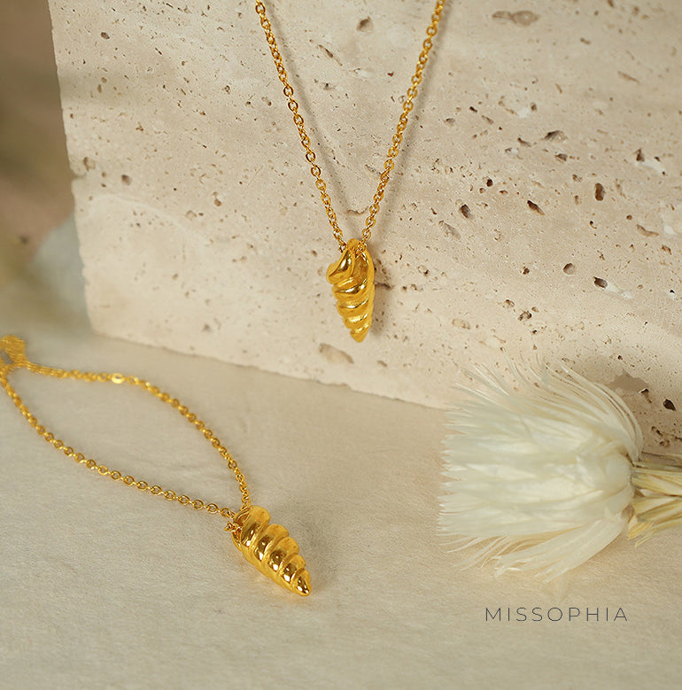 Liv Gold Conch Pendant Necklace [8HOH9YIM]